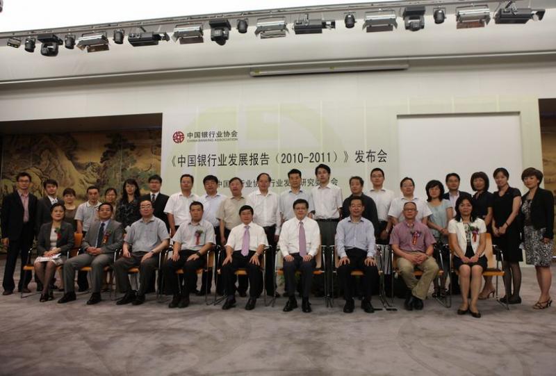 8与会嘉宾及课题组成员合影.jpg 8与会嘉宾及课题组成员合影.jpg
