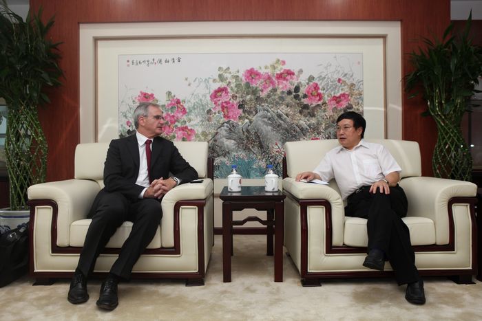 杨再平专职副会长会见瑞士金融学院高管教育部主任.JPG 杨再平专职副会长会见瑞士金融学院高管教育部主任.JPG