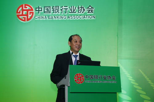 银团贷款专业委员会常委会副主任、中国银行首席产品经理唐茂恒宣布《银团贷款行业发展报告》发布.JPG 银团贷款专业委员会常委会副主任、中国银行首席产品经理唐茂恒宣布《银团贷款行业发展报告》发布.JPG