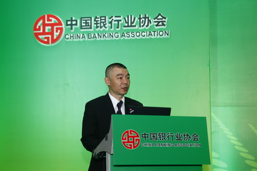 银团贷款专业委员会常委会常委、浦发银行公银总部副总经理杨斌主持主题演讲.JPG 银团贷款专业委员会常委会常委、浦发银行公银总部副总经理杨斌主持主题演讲.JPG