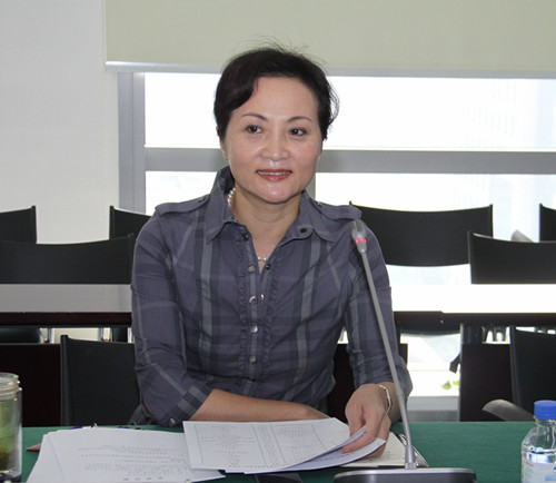 中国银行业协会张芳副秘书长主持会议_副本.jpg 中国银行业协会张芳副秘书长主持会议_副本.jpg