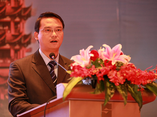 5-湖北省发改委副主任周锋出席恳谈会并讲话_副本.jpg 5-湖北省发改委副主任周锋出席恳谈会并讲话_副本.jpg