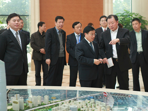 外资银行考察团代表考察武汉中央商务区_副本.jpg 外资银行考察团代表考察武汉中央商务区_副本.jpg