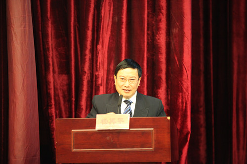 2-中国银行业协会杨再平专职副会长主持_副本.jpg