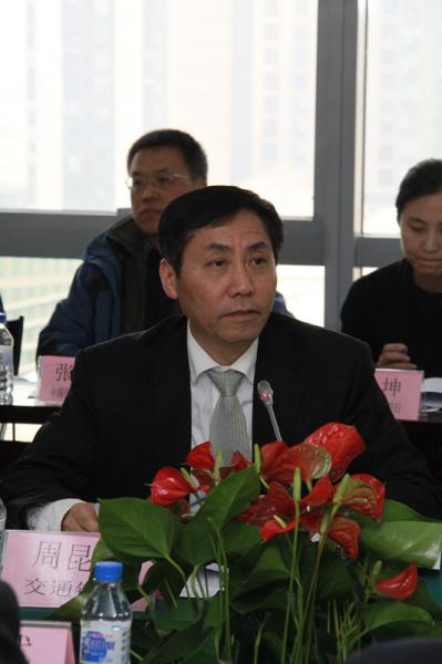 7.委员会常委副主任、交通银行金融研究中心周昆平主持会议_副本.jpg 7.委员会常委副主任、交通银行金融研究中心周昆平主持会议_副本.jpg