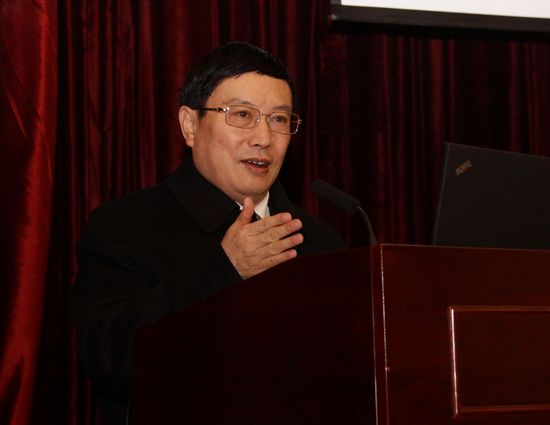 1、中国银行业协会杨再平专职副会长主持大讲堂.jpg 1、中国银行业协会杨再平专职副会长主持大讲堂.jpg