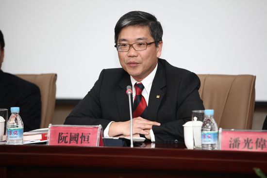 5-香港金融管理局副总裁、香港银行学会理事会副主席阮国恒出席开班仪式并致辞.JPG