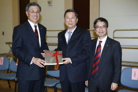 1-香港金融管理局副总裁、香港银行学会理事会副主席阮国恒，香港银行学会理事会主席、永亨银行董事长冯钰斌向中国银监会尚福林主席赠书.JPG