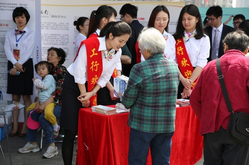 接受群众咨询21.jpg 接受群众咨询21.jpg