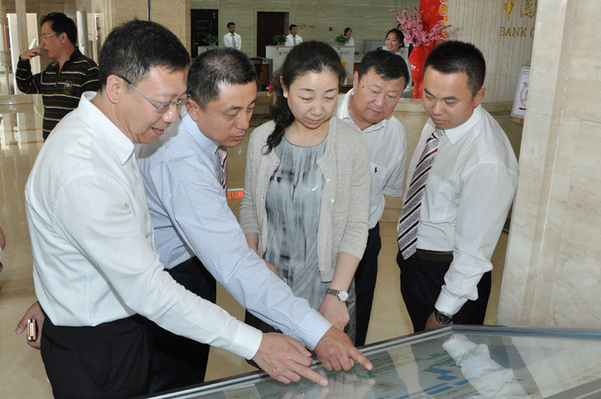 5.会议代表参观中国银行山西省分行营业部.jpg 5.会议代表参观中国银行山西省分行营业部.jpg