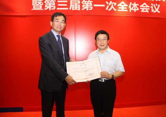 8.中国银行业协会杨再平专职副会长向第三届保理专业委员会主任冀光恒颁发聘书.JPG