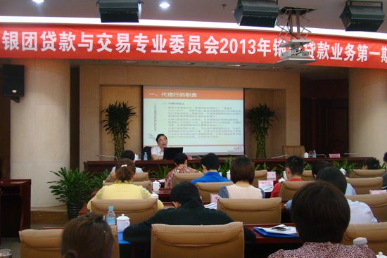 中国银行高级经理田忠民正在讲课.JPG 中国银行高级经理田忠民正在讲课.JPG