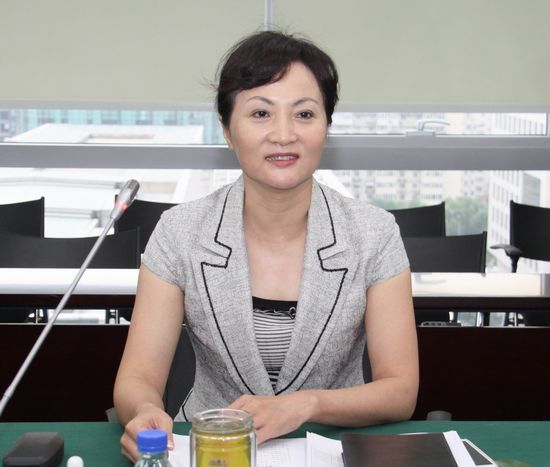 中国银行业协会张芳副秘书长主持会议.jpg