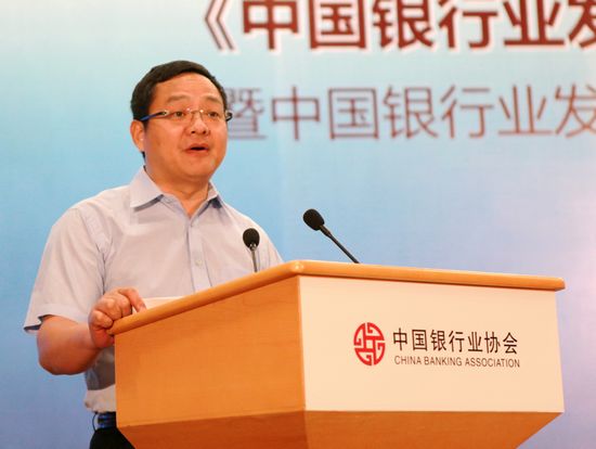 8中国银行业协会秘书长陈远年主持通报会.jpg