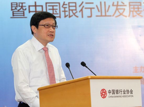 3行业发展研究委员会主任、交通银行首席经济学家连平解读报告.jpg
