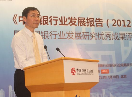 9行业发展研究委员会常务副主任周昆平主持发布会.jpg