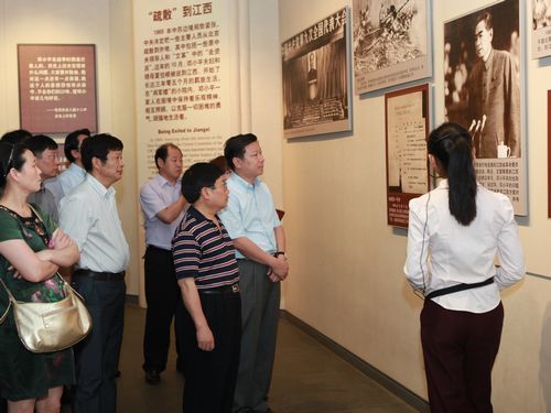参观小平小道.jpg 参观小平小道.jpg