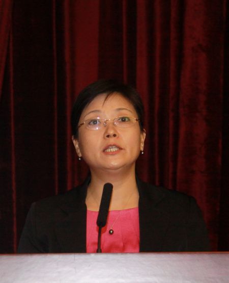 8中国银行业协会副秘书长张亮提请审议议案.jpg 8中国银行业协会副秘书长张亮提请审议议案.jpg