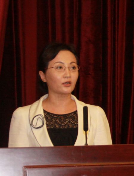 6中国银行业协会副秘书长张芳提请审议议案.jpg 6中国银行业协会副秘书长张芳提请审议议案.jpg