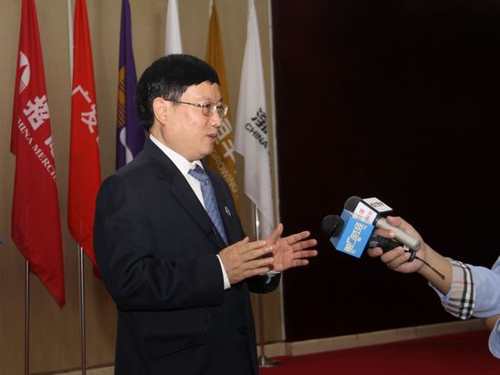 3.中国银行业协会专职副会长杨再平在会上答记者问.jpg