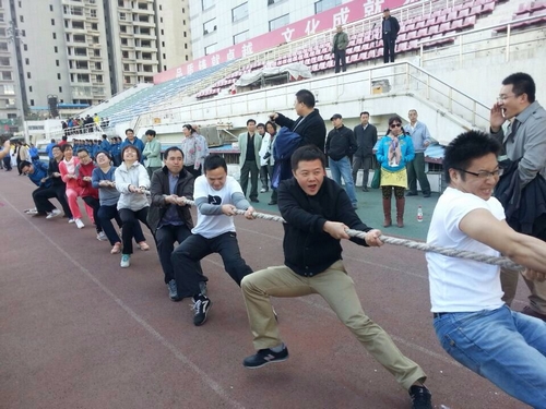 我会员工参加拔河比赛.JPG 我会员工参加拔河比赛.JPG