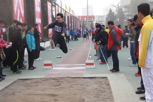 我会员工参加跳远比赛.JPG 我会员工参加跳远比赛.JPG