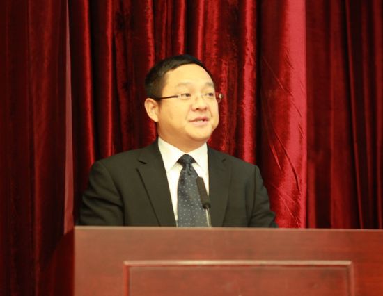 中国银行业协会秘书长、东方银行业高级管理人员研修院监事长陈远年主持本次大讲堂.JPG