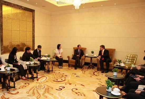 2 杨会长陪同中国银监会王兆星副主席与联合国副秘书长、联合国环境规划署执行主任Achim Steiner先生举行会面 .JPG 2 杨会长陪同中国银监会王兆星副主席与联合国副秘书长、联合国环境规划署执行主任Achim Steiner先生举行会面 .JPG