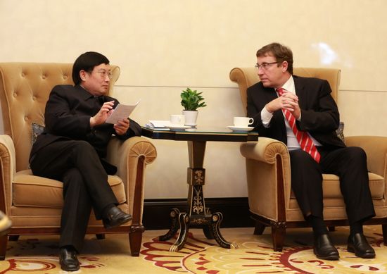 3 杨会长带领国内金融机构代表与Achim Steiner先生进行座谈.JPG 3 杨会长带领国内金融机构代表与Achim Steiner先生进行座谈.JPG
