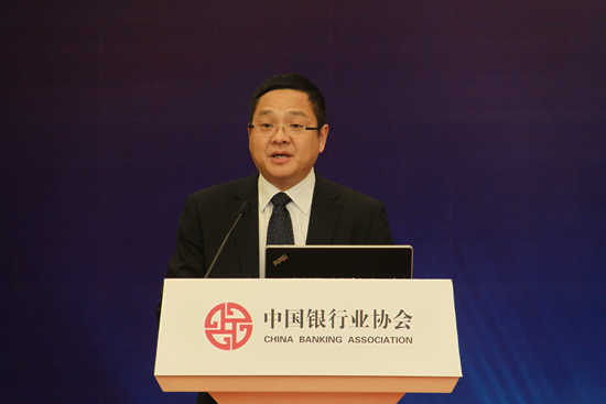 8中国银行业协会秘书长陈远年主持报告发布会_副本.jpg 8中国银行业协会秘书长陈远年主持报告发布会_副本.jpg