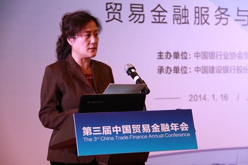 8.中国银行业协会副秘书长冯红宣读表彰决定.jpg 8.中国银行业协会副秘书长冯红宣读表彰决定.jpg