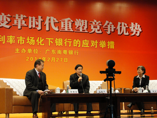 2-杨再平专职副会长与参会代表进行互动问答_副本.jpg