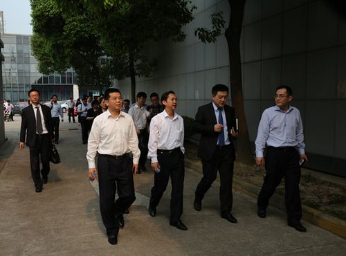 000参会代表实地调研上海自贸区.jpg