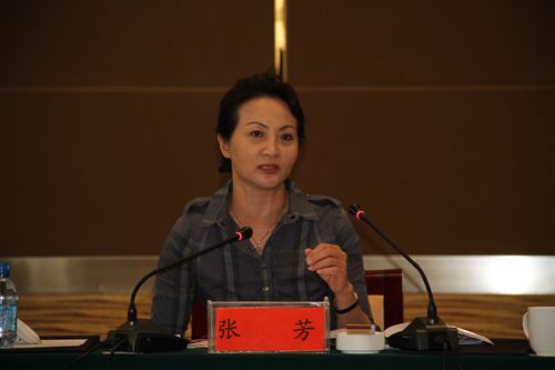 中国银行业协会副秘书长、农合委专职副主任张芳做总结讲话_副本.jpg 中国银行业协会副秘书长、农合委专职副主任张芳做总结讲话_副本.jpg