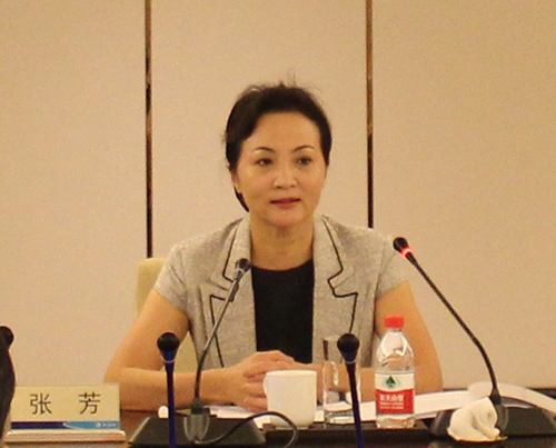 中国银行业协会副秘书长、农合委专职副主任张芳主持会议.JPG 中国银行业协会副秘书长、农合委专职副主任张芳主持会议.JPG