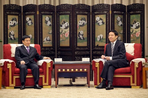 四川省人民政府甘霖副省长会见主要演讲嘉宾.jpg 四川省人民政府甘霖副省长会见主要演讲嘉宾.jpg