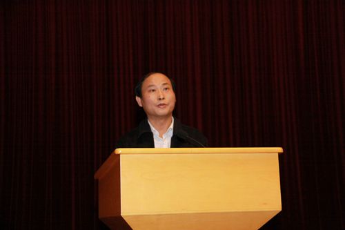 4.中国银行业协会介宏伟纪委书记宣读获奖单位表彰决定_副本.jpg