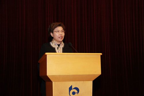 2.中国银行业协会客户服务委员会常务副主任、建设银行个人存款与投资部杨绍萍总经理发表讲话_副本.jpg