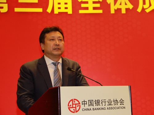 3.第三届常委会轮值主席、包商银行党委书记、董事长李镇西讲话.JPG 3.第三届常委会轮值主席、包商银行党委书记、董事长李镇西讲话.JPG