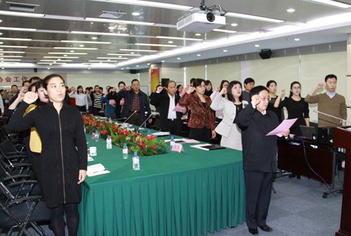 4杨再平同志带领全体党员重温入党誓词_副本.jpg 4杨再平同志带领全体党员重温入党誓词_副本.jpg