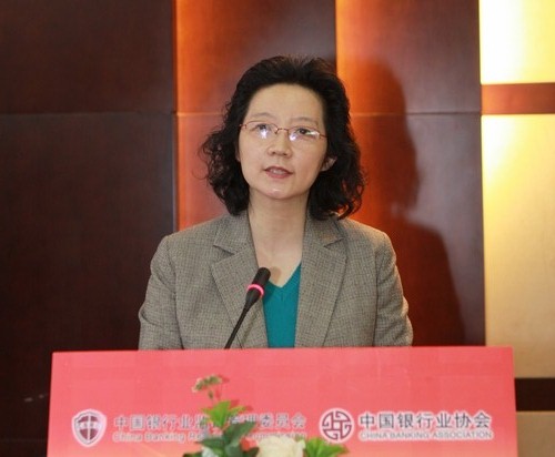 中国银行业协会古瑞秘书长宣读《关于表彰“2014年度中国银行业好新闻奖”获奖单位和个人的决定》.jpg 中国银行业协会古瑞秘书长宣读《关于表彰“2014年度中国银行业好新闻奖”获奖单位和个人的决定》.jpg