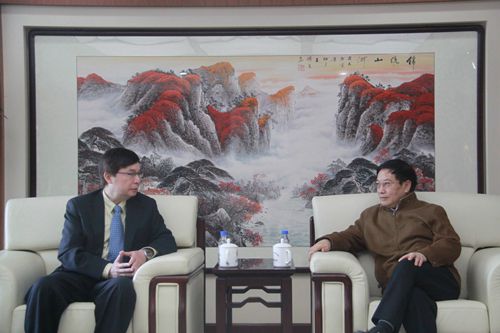 杨再平专职副会长与台湾金融研训院洪茂蔚董事长交谈_副本.jpg