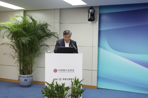 8.恒丰银行行长助理杨强发表自律公约签约倡议_副本.jpg