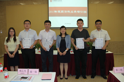 9-张亮副秘书长为学员代表颁发结业证书_副本.jpg 9-张亮副秘书长为学员代表颁发结业证书_副本.jpg