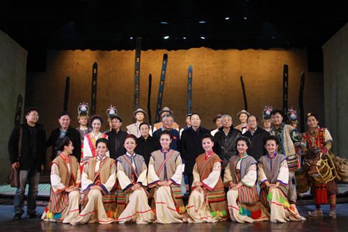 杨再平专职副会长与演职人员合影祝贺演出成功_副本.jpg