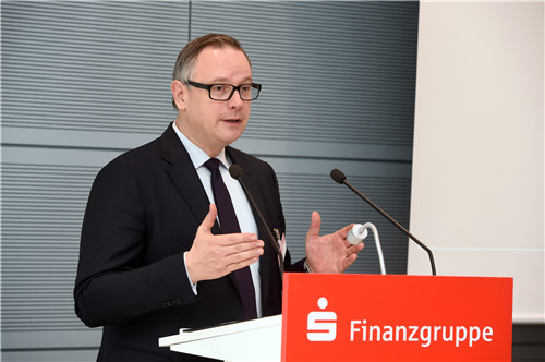 2-德国储蓄银行协会主席Georg Fahrenschon讲话.jpg