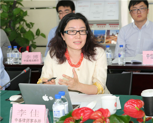 4.中盛律师事务所主任、高级合伙人李佳发表评审意见.jpg 4.中盛律师事务所主任、高级合伙人李佳发表评审意见.jpg