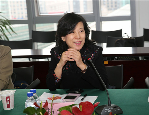 5.课题组组长、中国民生银行托管部副总经理杨春萍主持会议.jpg 5.课题组组长、中国民生银行托管部副总经理杨春萍主持会议.jpg