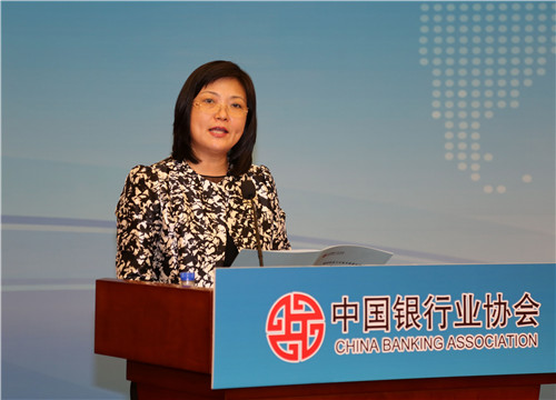 5中国银行业协会张亮副秘书长宣读表彰决定.jpg 5中国银行业协会张亮副秘书长宣读表彰决定.jpg