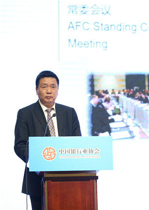 4.中国银行业协会汽车金融专业委员会主任、上汽通用汽车金融公司余亚瑞总经理发布《2015年中国汽车金融公司行业发展报告》.jpg 4.中国银行业协会汽车金融专业委员会主任、上汽通用汽车金融公司余亚瑞总经理发布《2015年中国汽车金融公司行业发展报告》.jpg